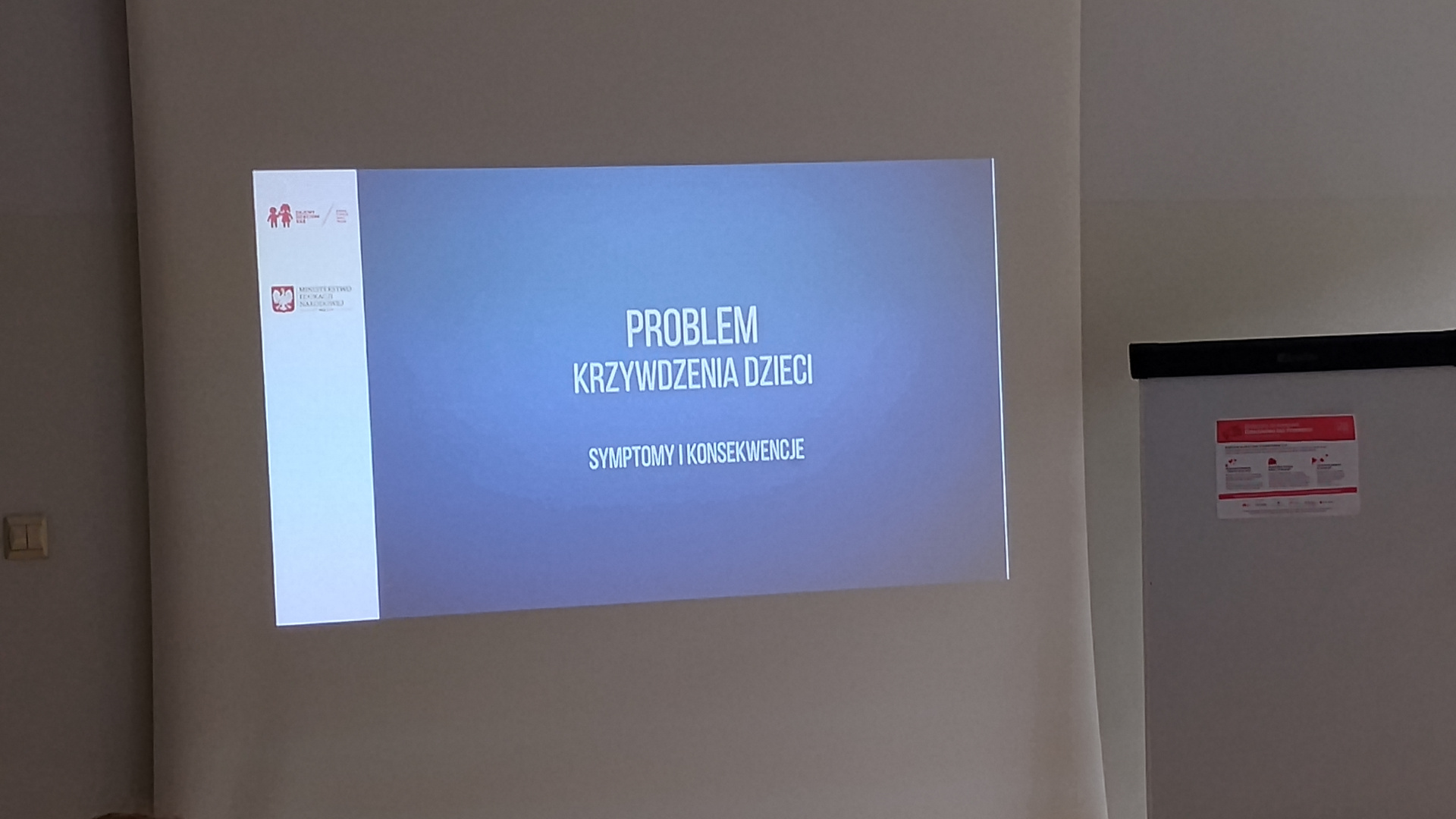 Prezentacja wyświetlana na ekranie "Problem krzywdzenia dzieci - symptomy i konsekwencje".